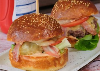 Sočni domaći burger s brioš pecivom i hrskavom slaninom