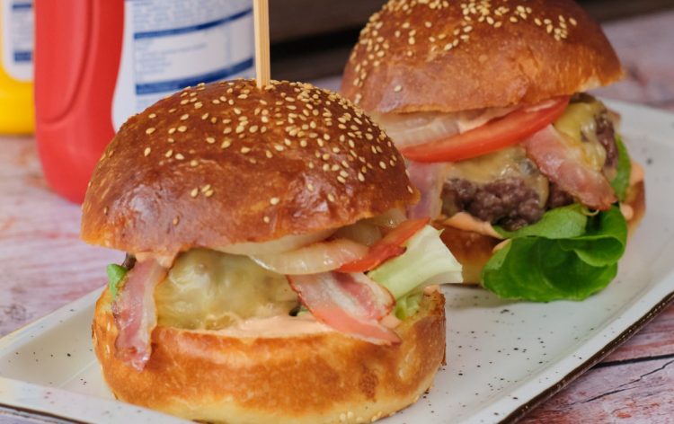Sočni domaći burger s brioš pecivom i hrskavom slaninom