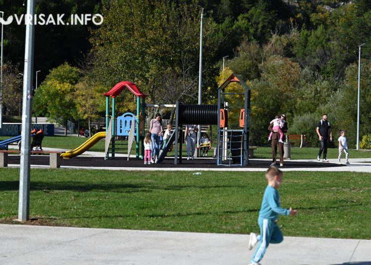 Sunčana nedjelja u Parku širokobrijeških branitelja: Igra, šetnja i druženje