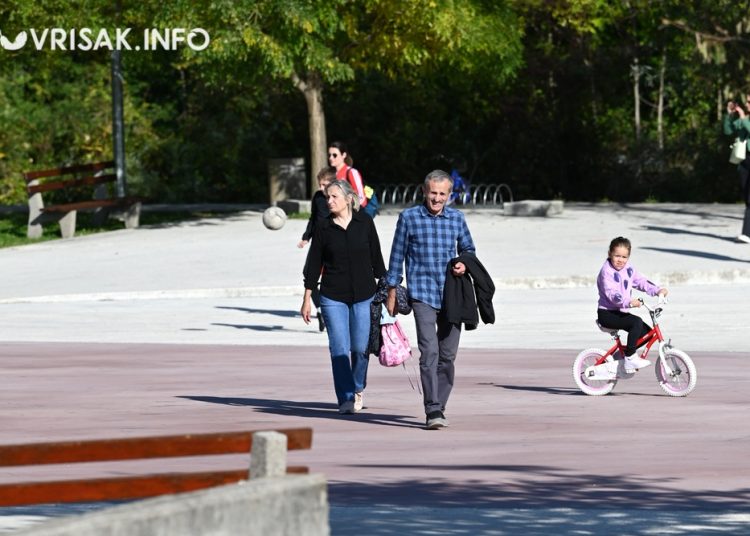 Sunčana nedjelja u Parku širokobrijeških branitelja: Igra, šetnja i druženje