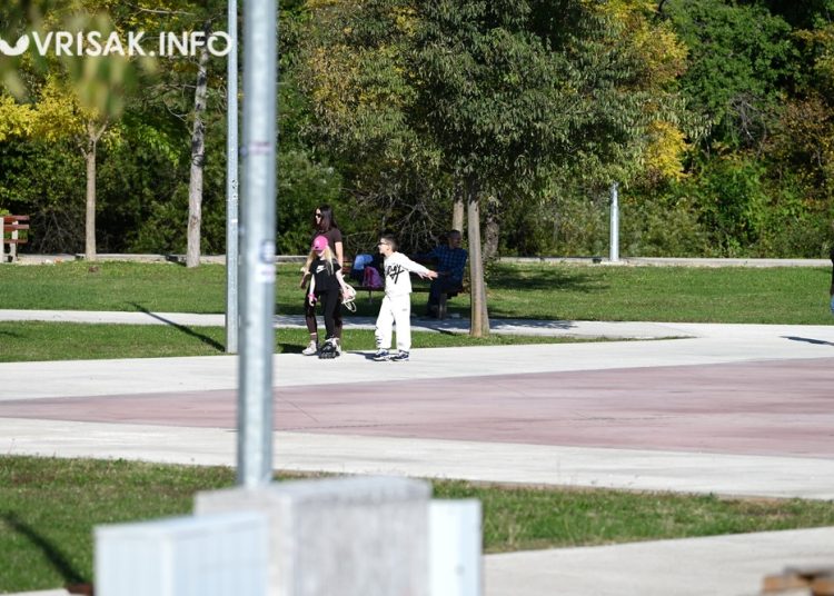 Sunčana nedjelja u Parku širokobrijeških branitelja: Igra, šetnja i druženje