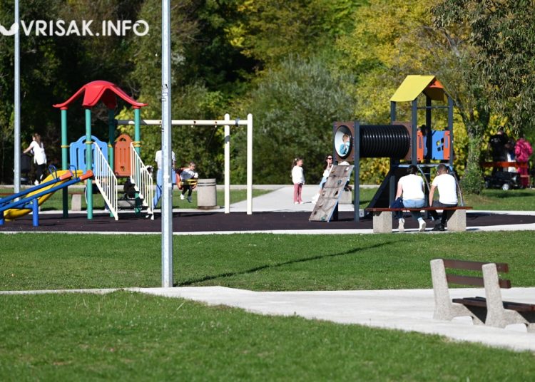 Sunčana nedjelja u Parku širokobrijeških branitelja: Igra, šetnja i druženje