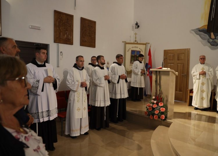Foto: Franjevački samostan i Župa sv. Ante Padovanskog Humac - Ljubuški