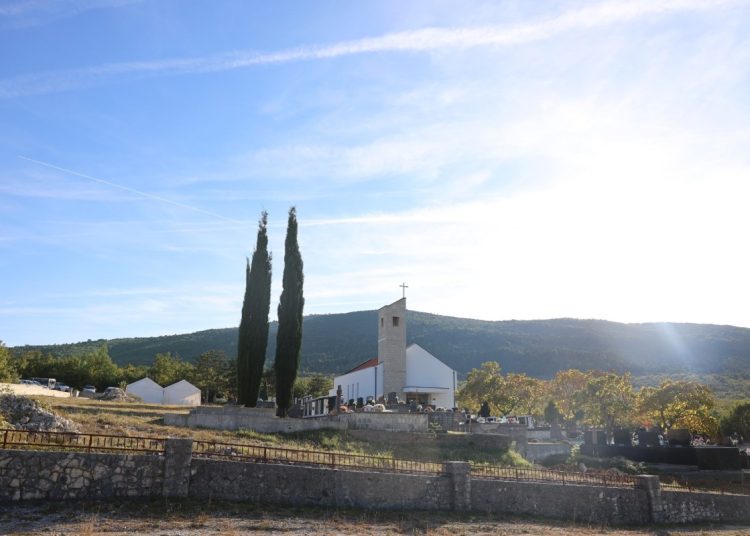 Foto: Franjevački samostan i Župa sv. Ante Padovanskog Humac - Ljubuški