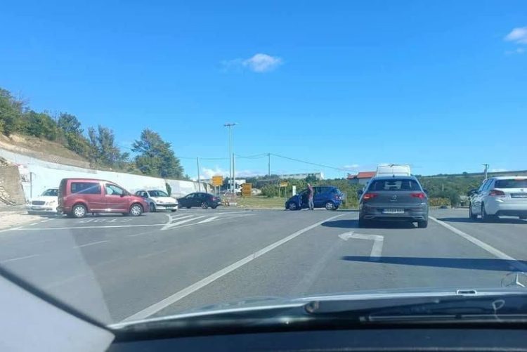 Prometna nezgoda kod benzinske AGS na u Ljubuškom, promet otežan