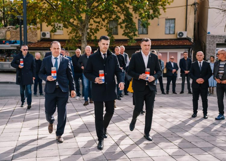 Široki Brijeg: Položen vijenac i zapaljene svijeće kao počast poginulim braniteljima