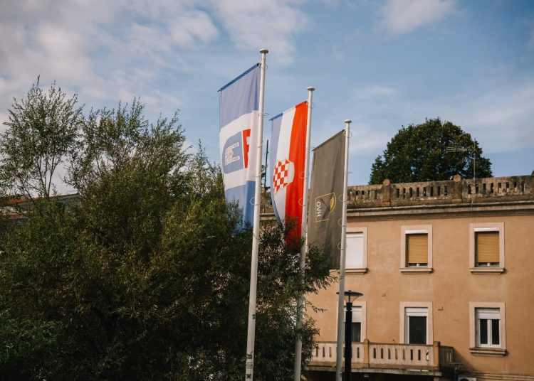 Široki Brijeg: Položen vijenac i zapaljene svijeće kao počast poginulim braniteljima