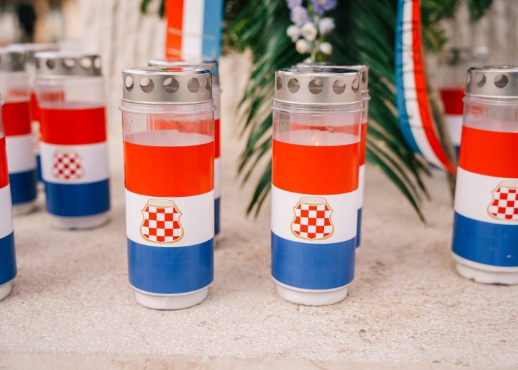 Široki Brijeg: Položen vijenac i zapaljene svijeće kao počast poginulim braniteljima