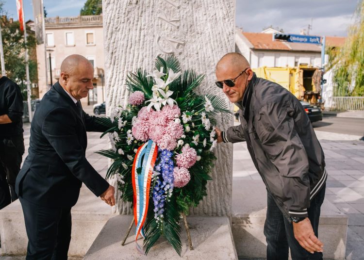 Široki Brijeg: Položen vijenac i zapaljene svijeće kao počast poginulim braniteljima
