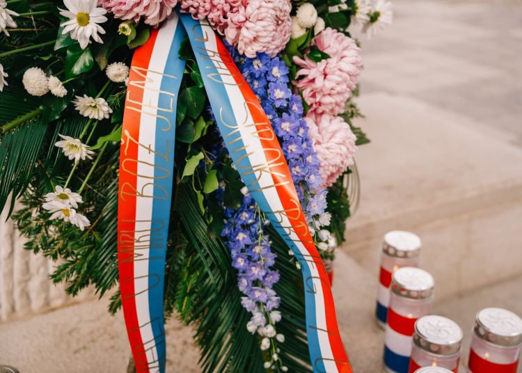 Široki Brijeg: Položen vijenac i zapaljene svijeće kao počast poginulim braniteljima