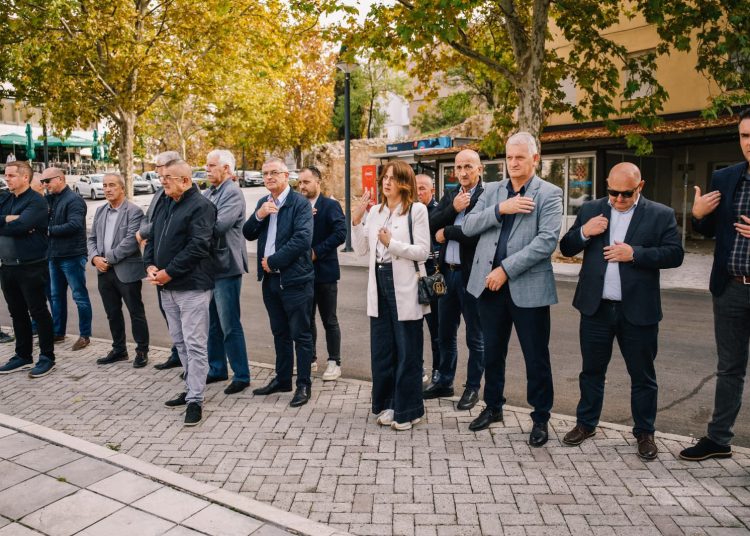 Široki Brijeg: Položen vijenac i zapaljene svijeće kao počast poginulim braniteljima