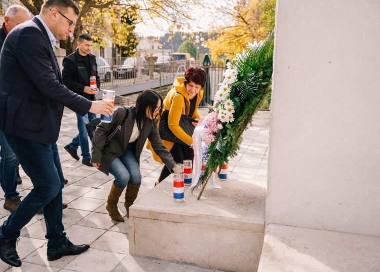 Široki Brijeg: Položen vijenac i zapaljene svijeće kao počast poginulim braniteljima