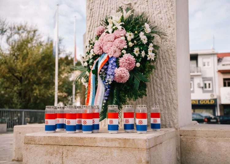 Široki Brijeg: Položen vijenac i zapaljene svijeće kao počast poginulim braniteljima