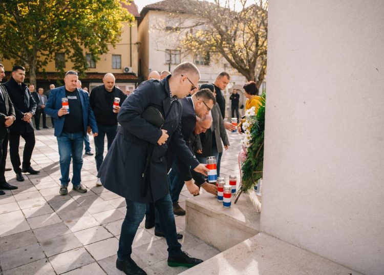 Široki Brijeg: Položen vijenac i zapaljene svijeće kao počast poginulim braniteljima