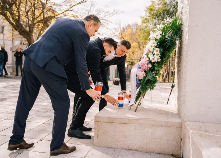 Široki Brijeg: Položen vijenac i zapaljene svijeće kao počast poginulim braniteljima