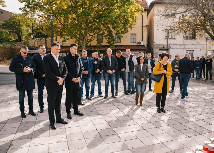 Široki Brijeg: Položen vijenac i zapaljene svijeće kao počast poginulim braniteljima