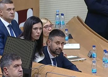 (VIDEO) Ovo ima samo BiH: Umjesto rasprave o proračunu, zastupnica sjela ministru u krilo