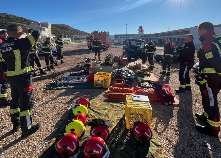 Šest profesionalnih vatrogasaca iz JVP Posušje na specijaliziranoj vježbi