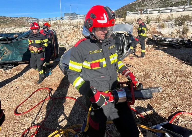 Šest profesionalnih vatrogasaca iz JVP Posušje na specijaliziranoj vježbi