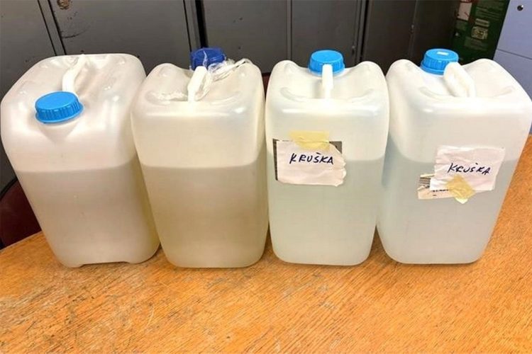 Vozaču iz Hrvatske prijeti zatvor zbog prijevoza 40 litara domaće rakije