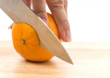 Evo zašto bi trebali stavljati koru naranče u perilicu posuđa