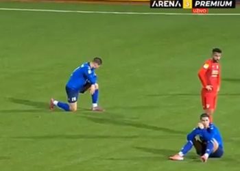 (VIDEO) Igračima Radničkog javljeno da im je umro trener: Od tuge pali po terenu