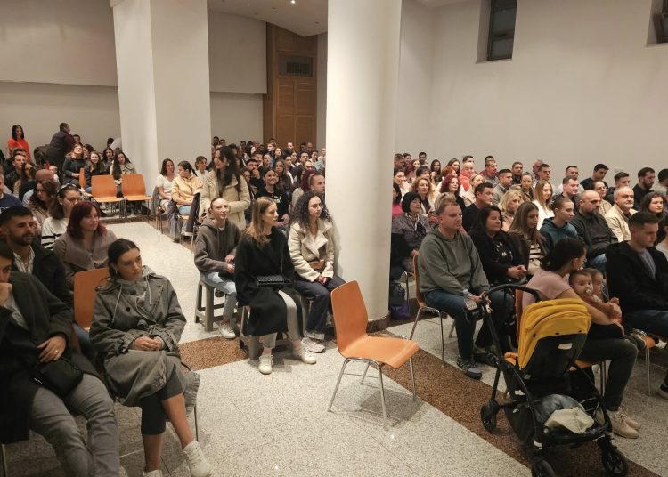 (VIDEO) U Mostaru održana tribina “Podaj dite ćaći”