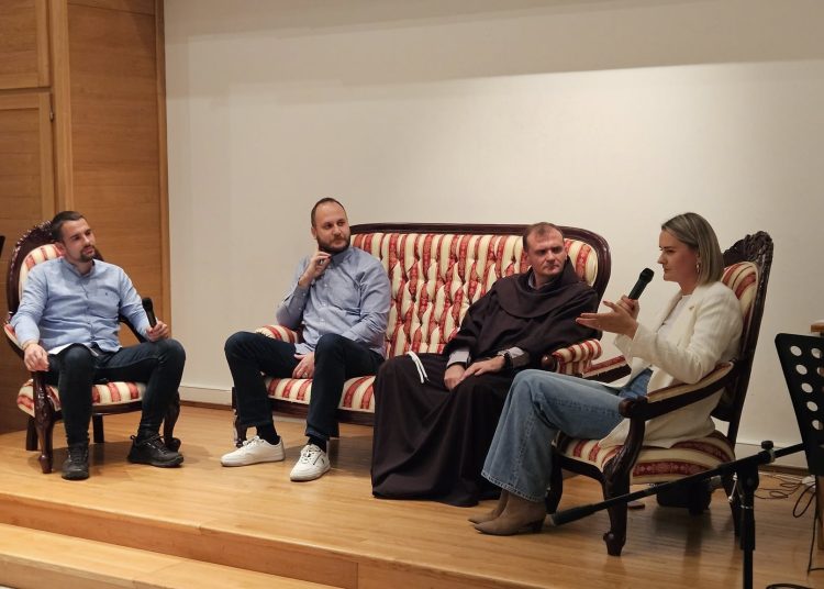 (VIDEO) U Mostaru održana tribina “Podaj dite ćaći”