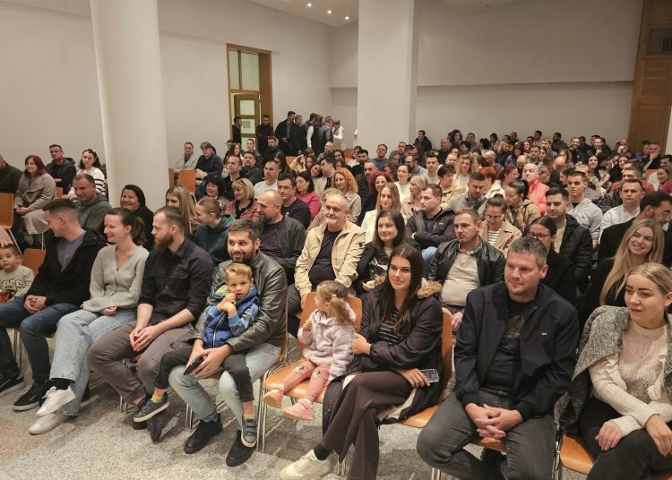 (VIDEO) U Mostaru održana tribina “Podaj dite ćaći”