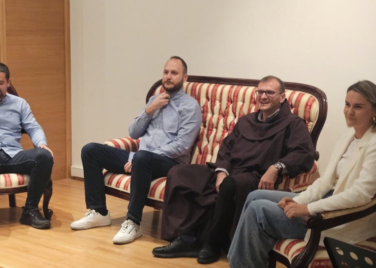 (VIDEO) U Mostaru održana tribina “Podaj dite ćaći”