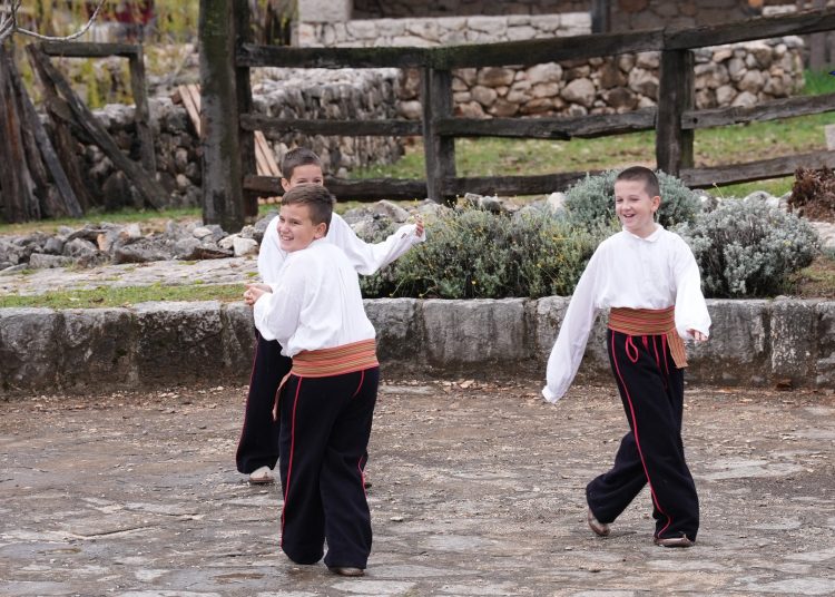 Pogledajte kadrove filma o dolasku franjevaca u Hercegovinu: Sudjelovali HKUD Mokro, Frama Široki Brijeg i FSR
