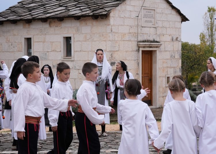 Pogledajte kadrove filma o dolasku franjevaca u Hercegovinu: Sudjelovali HKUD Mokro, Frama Široki Brijeg i FSR