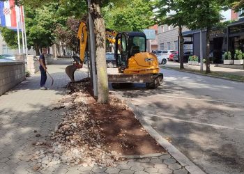 Uklonjeni panoi za oglašavanje u Ulici fra Grge Martića u Posušju zbog radova