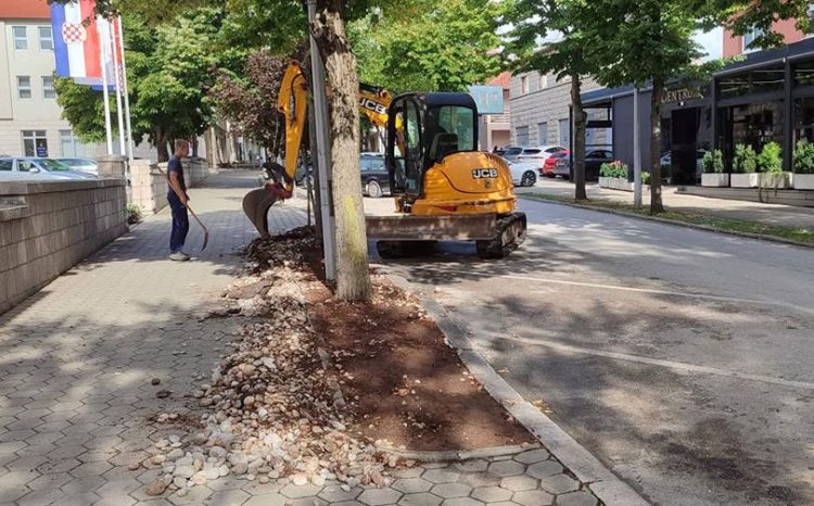 Uklonjeni panoi za oglašavanje u Ulici fra Grge Martića u Posušju zbog radova