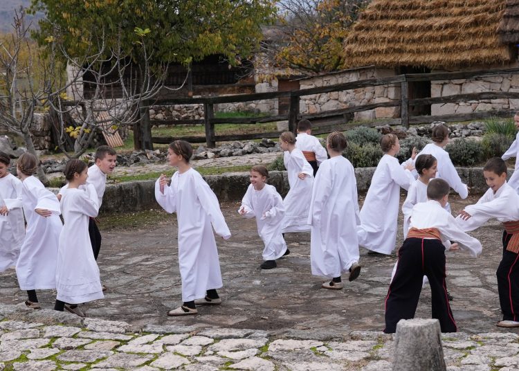 Pogledajte kadrove filma o dolasku franjevaca u Hercegovinu: Sudjelovali HKUD Mokro, Frama Široki Brijeg i FSR