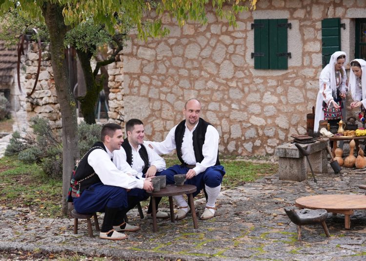 Pogledajte kadrove filma o dolasku franjevaca u Hercegovinu: Sudjelovali HKUD Mokro, Frama Široki Brijeg i FSR