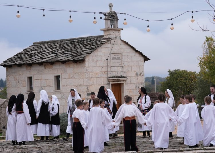 Pogledajte kadrove filma o dolasku franjevaca u Hercegovinu: Sudjelovali HKUD Mokro, Frama Široki Brijeg i FSR
