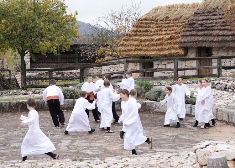Pogledajte kadrove filma o dolasku franjevaca u Hercegovinu: Sudjelovali HKUD Mokro, Frama Široki Brijeg i FSR