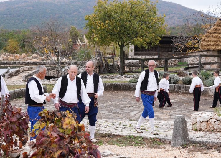 Pogledajte kadrove filma o dolasku franjevaca u Hercegovinu: Sudjelovali HKUD Mokro, Frama Široki Brijeg i FSR