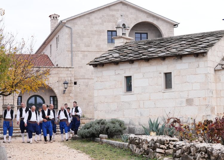 Pogledajte kadrove filma o dolasku franjevaca u Hercegovinu: Sudjelovali HKUD Mokro, Frama Široki Brijeg i FSR