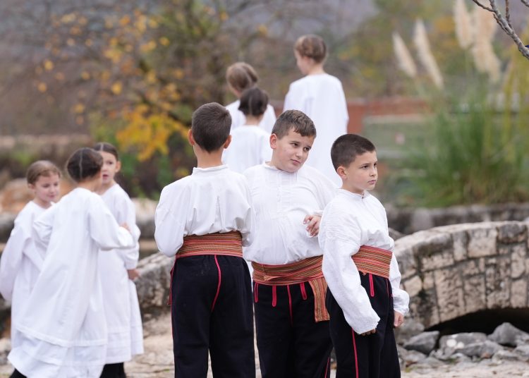 Pogledajte kadrove filma o dolasku franjevaca u Hercegovinu: Sudjelovali HKUD Mokro, Frama Široki Brijeg i FSR