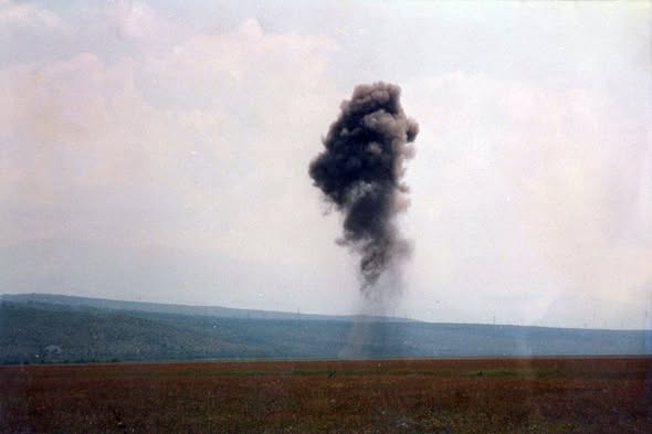 Fotografije iz prošlosti: Uništavanje kasetnih bombi na Mostarskom Blatu 1992.