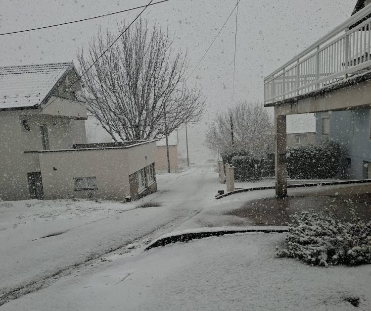 Prvi snijeg razveselio zapadnu Hercegovinu: Posušje i Grude zabijelio