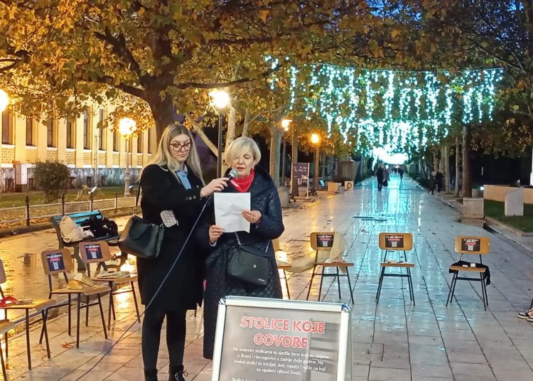 “Stolice koje govore” u Mostaru: “Na njima su sjedile žene koje su ubijene u BiH u zadnje dvije godine”