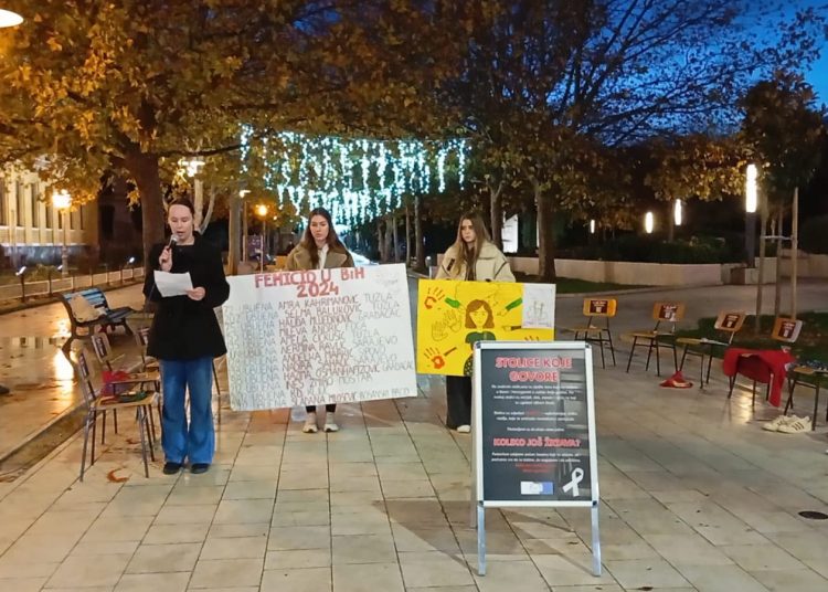 “Stolice koje govore” u Mostaru: “Na njima su sjedile žene koje su ubijene u BiH u zadnje dvije godine”