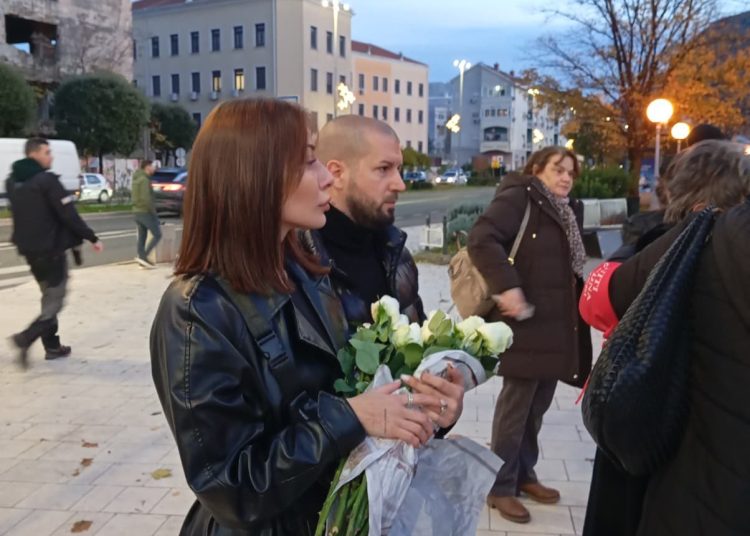 “Stolice koje govore” u Mostaru: “Na njima su sjedile žene koje su ubijene u BiH u zadnje dvije godine”