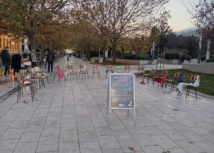 “Stolice koje govore” u Mostaru: “Na njima su sjedile žene koje su ubijene u BiH u zadnje dvije godine”