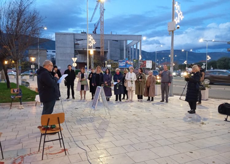 “Stolice koje govore” u Mostaru: “Na njima su sjedile žene koje su ubijene u BiH u zadnje dvije godine”