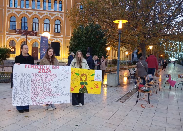 “Stolice koje govore” u Mostaru: “Na njima su sjedile žene koje su ubijene u BiH u zadnje dvije godine”