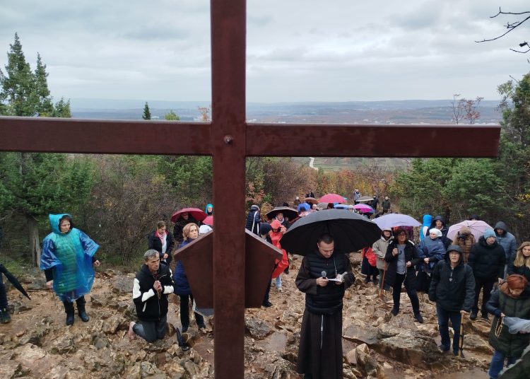 Vjernici župe Čerin u molitvenom hodu obilježili 25 godina od smrti fra Slavka Barbarića